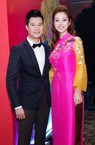 Jennifer Phạm vui vẻ hội ngộ chồng cũ Quang Dũng