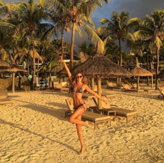 Khoảnh khắc sang chảnh của thiên thần nội y trên đảo