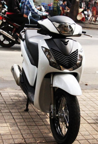 Kịch độc với chiếc Honda SH độ dàn chân bánh căm