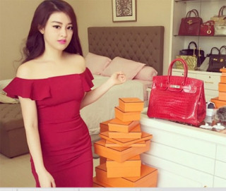 Kiều nữ vừa xinh vừa giàu sở hữu cả kho đồ hiệu