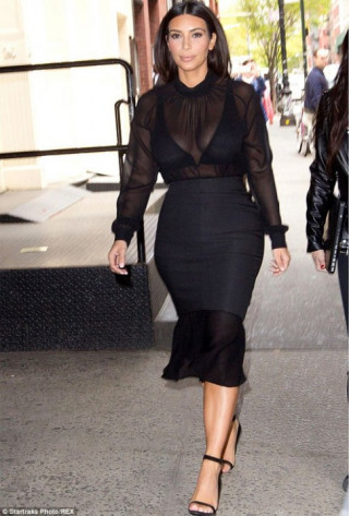 Kim Kardashian khoe áo ngực đẹp mắt