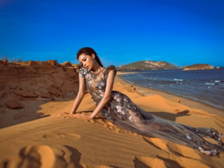 Kỳ Duyên “úp mở” đường cong bên bờ biển