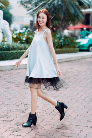 Lan Ngọc diện váy 2 dây tung tăng dạo phố cuối năm