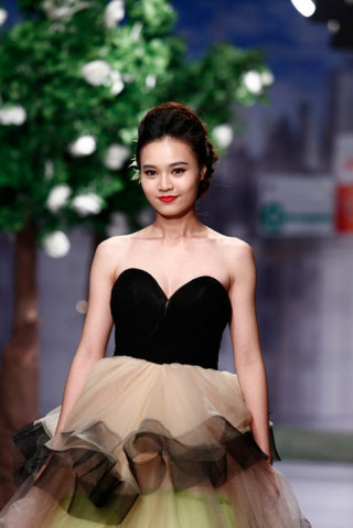 Lan Ngọc rụt rè trong vai trò người mẫu