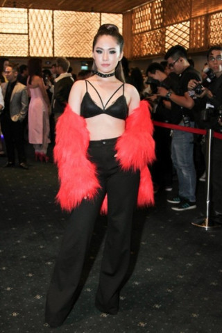 Lương Bích Hữu diện nội y bé tí xíu lên thảm đỏ