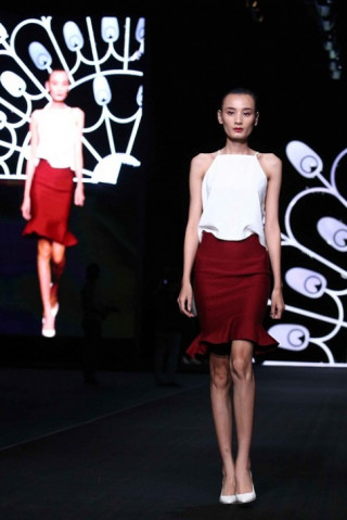 Lý Nhã Kỳ lộ vẻ căng thẳng trước giờ diễn show