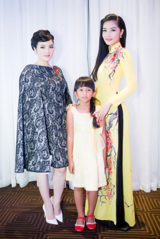 Lý Nhã Kỳ “tái xuất” sau Cannes, đọ sắc Triệu Thị Hà