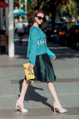 Mặc tông xanh đẹp mắt dịp Noel như Trà Ngọc Hằng