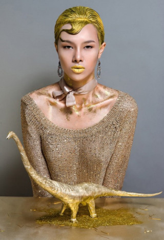 Mẫu 9x gây ấn tượng với mi trắng, môi xanh kỳ quặc