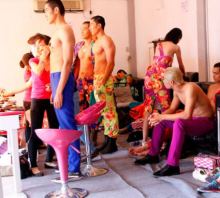 Mẫu nam Top Model trang điểm cả cơ thể