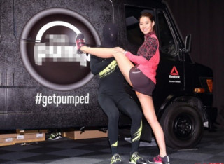 Mẫu Nhật mặc quần 5cm tạo dáng lạ quảng cáo giày