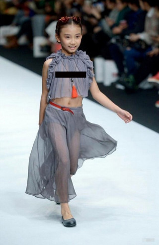 Mẫu nhí Trung Quốc mặc xuyên thấu đi catwalk