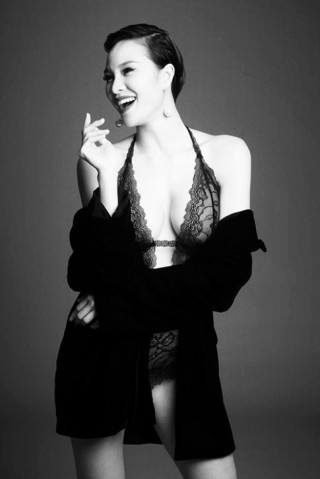 MC Phương Mai thu hút với hình xăm chạy dọc cơ thể