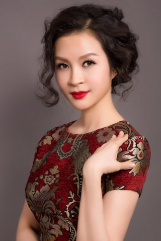 MC Thanh Mai trẻ trung, quyến rũ với váy ngắn