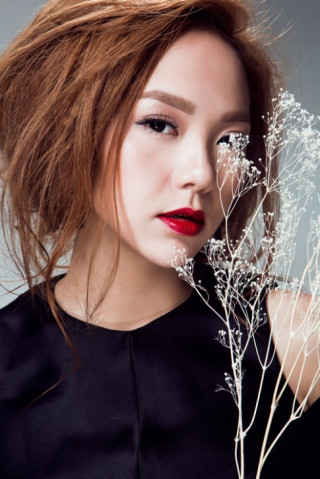Minh Hằng đẹp ngất ngây khi lấp ló thềm ngực đầy