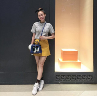 Minh Hằng mặc sành điệu dạo phố Thái Lan