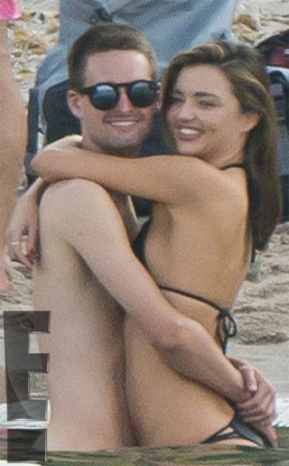 Miranda Kerr công khai hôn tỷ phú trẻ nhất thế giới