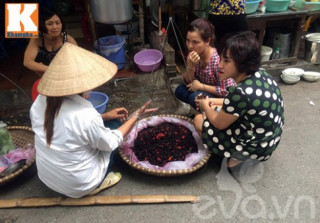 Mùa dâu tằm chín mọng trên phố