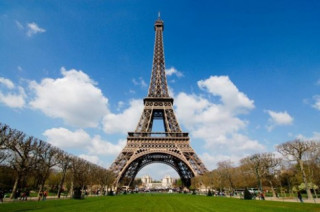 Ngạc nhiên với ngôi nhà nhỏ trên đỉnh tháp Eiffel