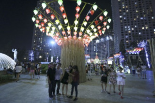 Ngắm khu vườn cổ tích bằng đèn lồng lớn nhất Việt Nam