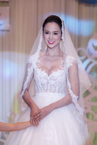 Ngọc Anh, Hồng Quế mặc váy cưới đọ vòng 1 khủng