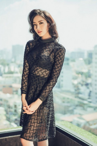 Ngọc Quý khoe vẻ gợi cảm với trang phục xuyên thấu