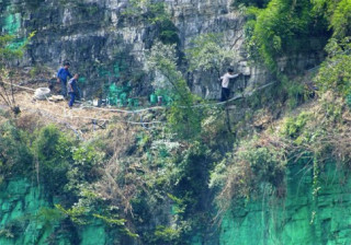 Người đàn ông sơn xanh 900m vách đá để hợp phong thủy