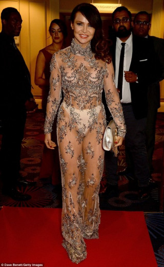 Người mẫu Anh mặc như không trên thảm đỏ sự kiện