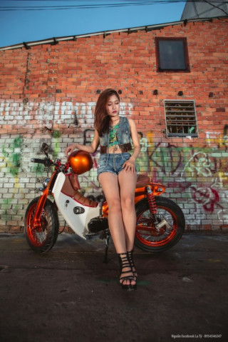 Người Mẫu Hương Nguyễn Đọ Dáng Chân Sài Cùng xe Cub Độ Tp.Hcm