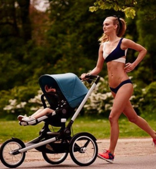 Người mẫu mặc bikini đẩy xe khiến các bà mẹ nổi giận