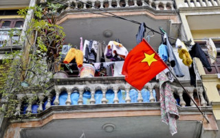 Nhiếp ảnh gia ngoại “chộp” cảnh dây phơi quần áo chằng chịt ở Việt Nam