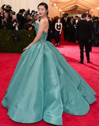 Những bộ váy ghi dấu đẳng cấp của Liu Wen