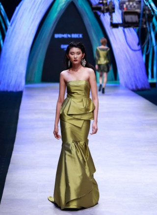 NTK Việt mang 1.000 viên ngọc trai lên sàn catwalk