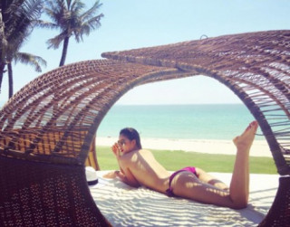 Phạm Hương bán nude tuyệt đẹp bên bờ biển Nha Trang