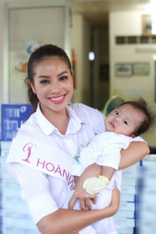 Phạm Hương đi từ thiện sau khi đăng quang