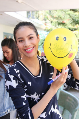 Phạm Hương giản dị vẫn rạng ngời khi đi từ thiện