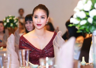 Phạm Hương khoe chân dài miên man với váy xẻ cao