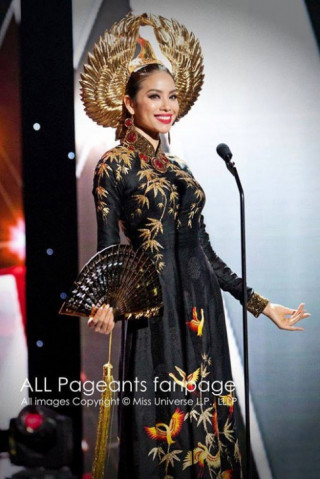 Phạm Hương kín đáo vẫn nổi bật bên loạt mỹ nhân sexy