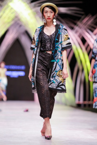 Phan Linh bản lĩnh xử lý sự cố rớt giày khi catwalk