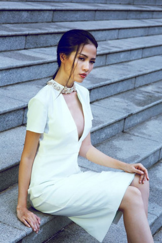 Phan Thị Mơ lạnh lùng khoe vòng một