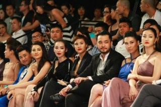 Phương Mai lộ ngực trên hàng ghế Vip