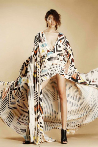 Quỳnh Châu tạo dáng trễ nải với váy áo xẻ sâu