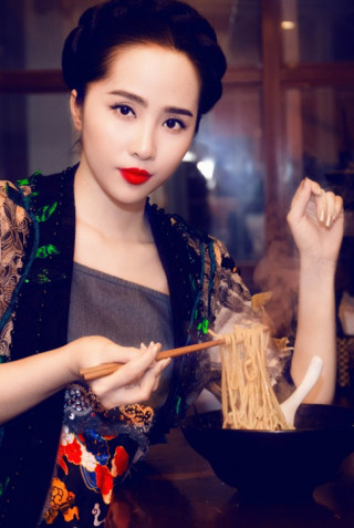 Quỳnh Nga khoe môi đỏ da trắng như gái Nhật