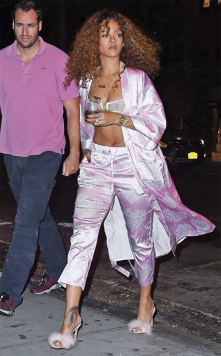 Rihanna phanh áo ngoài khoe nội y trong suốt sexy