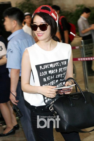 Sao Hàn gây mê với thời trang sân bay đắt đỏ