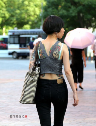 Soóc ngắn, áo 2 dây khoe hình xăm ngập phố ngày hè