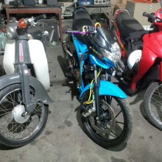 Suzuki Raider 150 độ heo trước Honda Sh