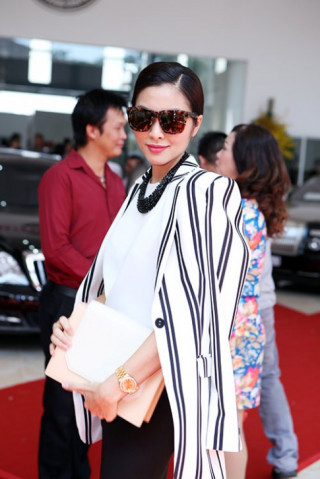 Tăng Thanh Hà sành điệu, rạng rỡ bên chồng