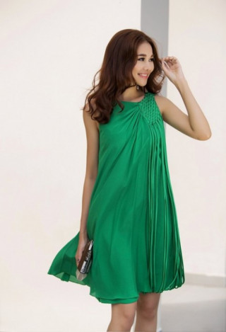 Thanh Hằng chọn váy lụa mát mẻ xuống phố