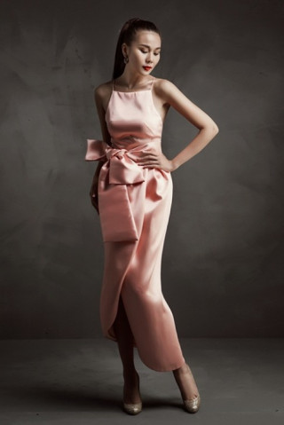 Thanh Hằng khoe chân thon dáng đẹp ở tuổi 33